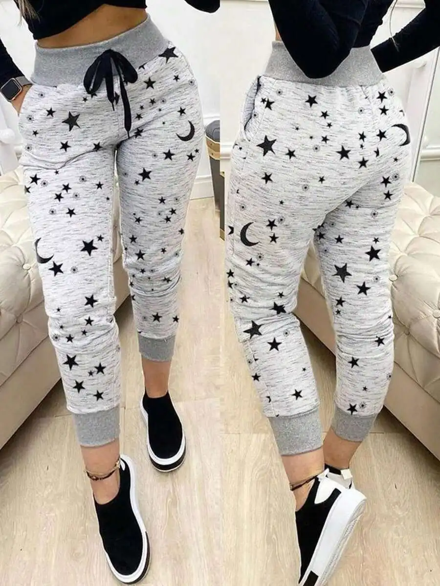 

Женские серые джоггеры с принтом звезд и лун и завязками на талии