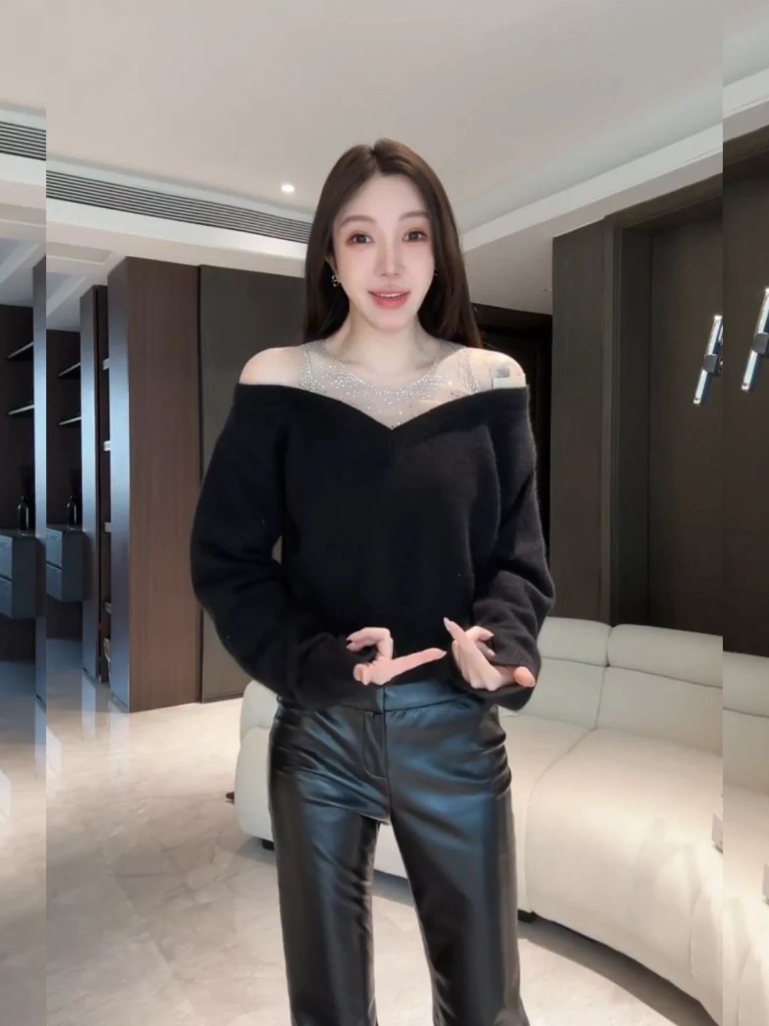 

Шикарный блестящий вязаный свитер с сетчатыми вставками и открытыми плечами для женщин: элегантный, мягкий, приятный к телу топ для создания образа дерзкой и притягательной девушки