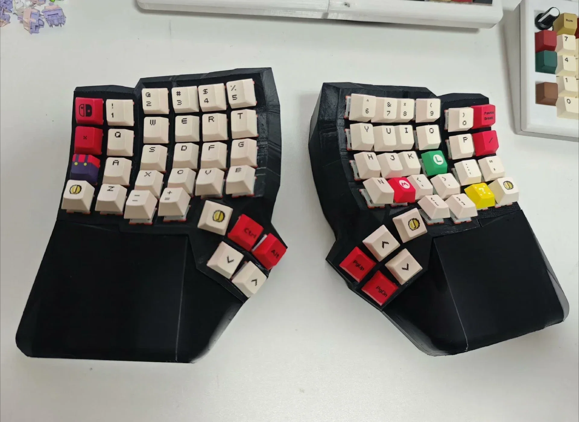 

Dactyl Manuform Split Keyboard Kit 4x6 Custom Wired Single-mode Hot Swap Split Mechanical Keyboard Kit Vial Type C Game Keyboard