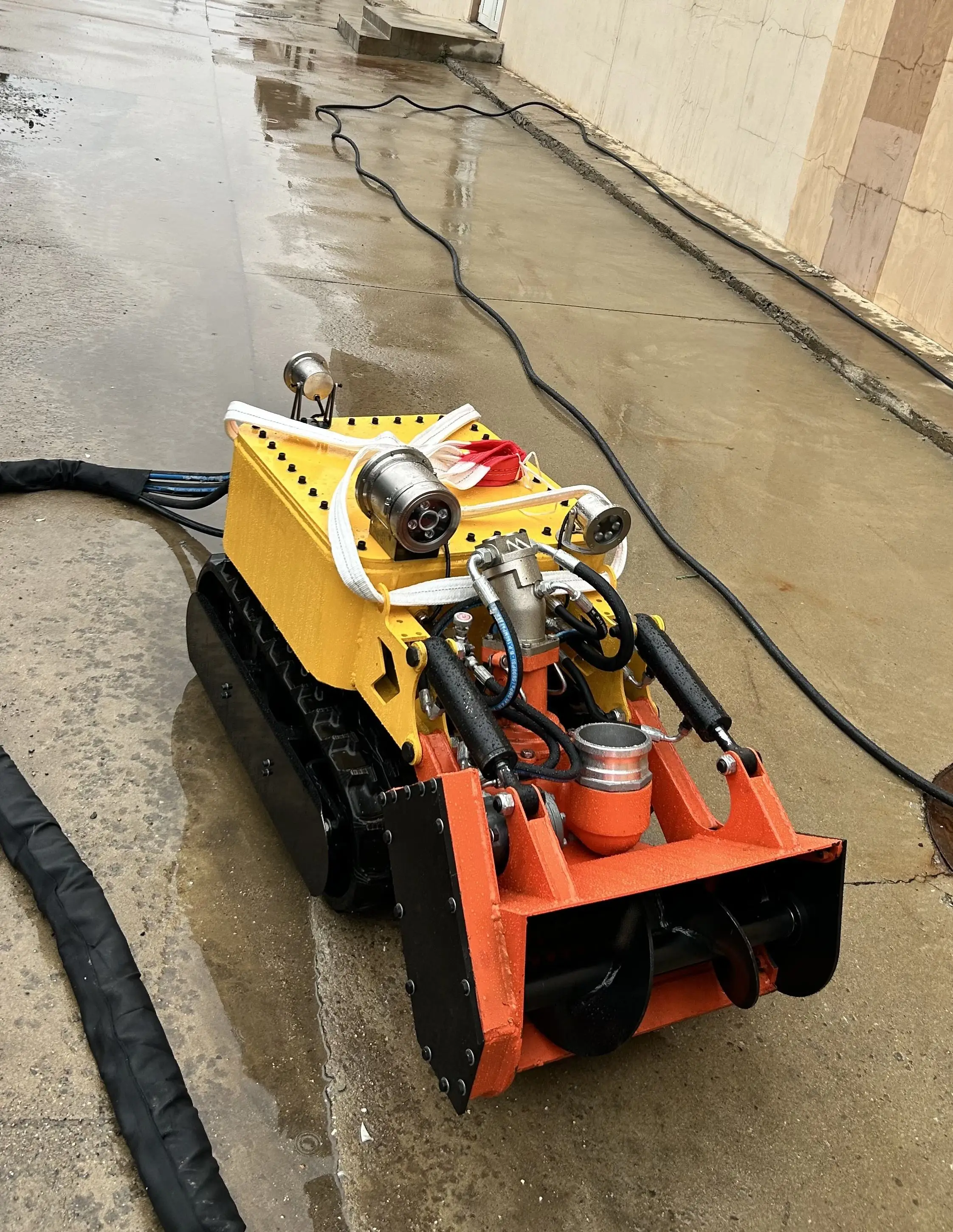 Professional Underwater Submersible Dredging Robot Fish Pond Dredging Robot Machine Submersible Pond Sludge Removal Machine