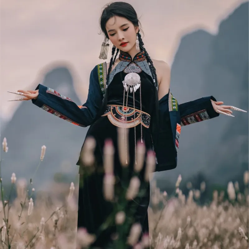 Fotografia fotografica in stile cheongsam femminile con abito nazionale