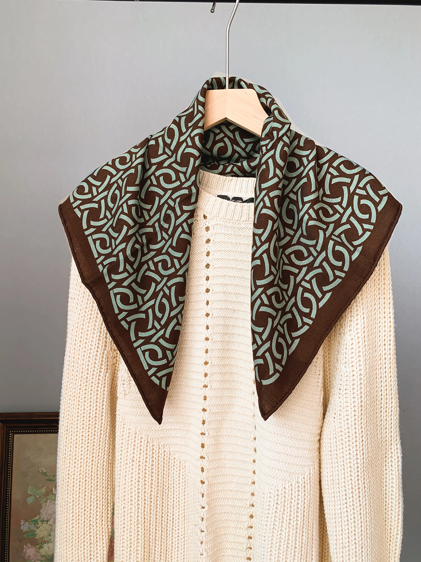 レトロなグリーンブラウンシルクスカーフ、ファッショナブルなオールマッチ、暖かいウールシルクスクエアスカーフ、秋冬のスタイリッシュなアクセサリー、多用途のラップ