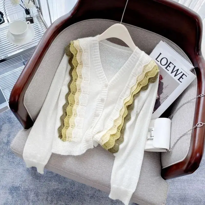 

Autumn New Style Mushroom Edge Splicing V-neck Knitted Sweater for Women with a Sense of Niche Design, Sweater Cardigan Top