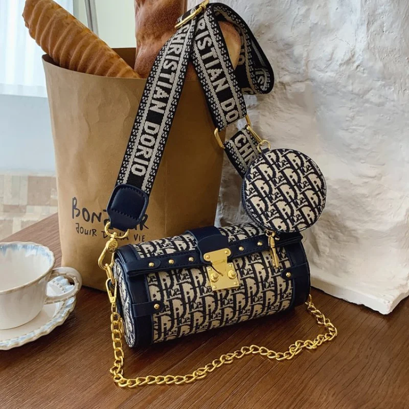 

Классическая кожаная сумка через плечо в парижском стиле с вневременным силуэтом, элегантный вид