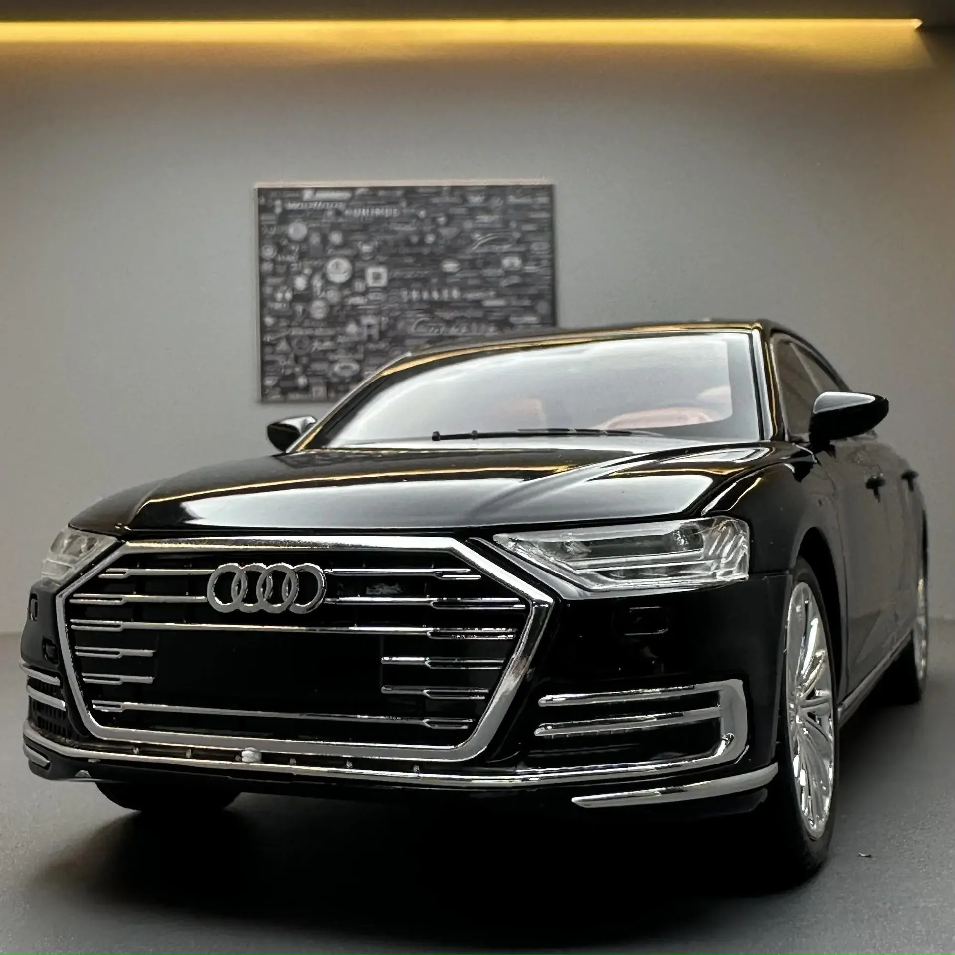 1:24 AUDI A8 Alloy Car Model Diecast Metal Toy Vehicles Car Model High Simulation Sound and Light Collection Childrens Gifts