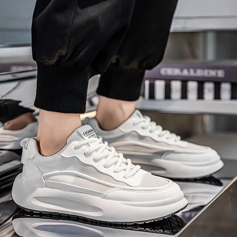 أحذية رجالية بيضاء شبكية جديدة قابلة للتنفس خفيفة الوزن ومنخفضة أعلى أحذية سميكة سوليد الارتفاع زيادة أحذية مريحة وغير رسمية