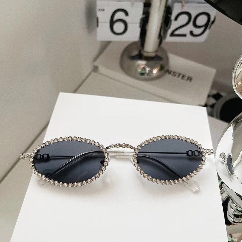 Crystal Stones Decoration Sunglasses for Men Women Oval Shape Designer Sunglasses Fashion Trendy Outdoor Sun Glass