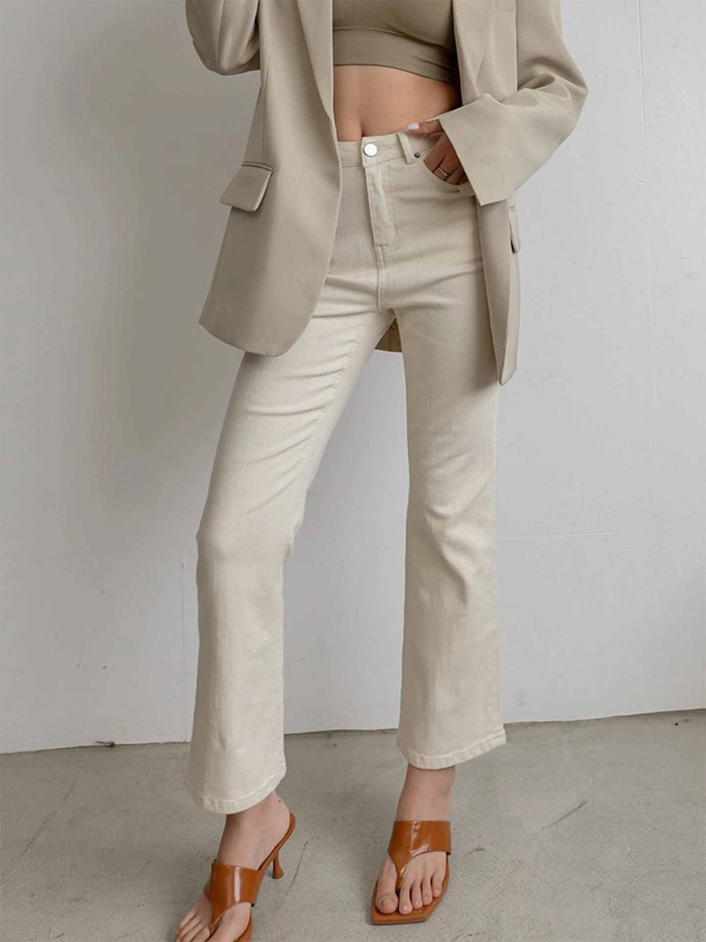 

Женские облегающие джинсы с высокой талией в стиле ретро, белые расклешенные брюки с девятью очками, универсальная светло-бежевая повседневная одежда