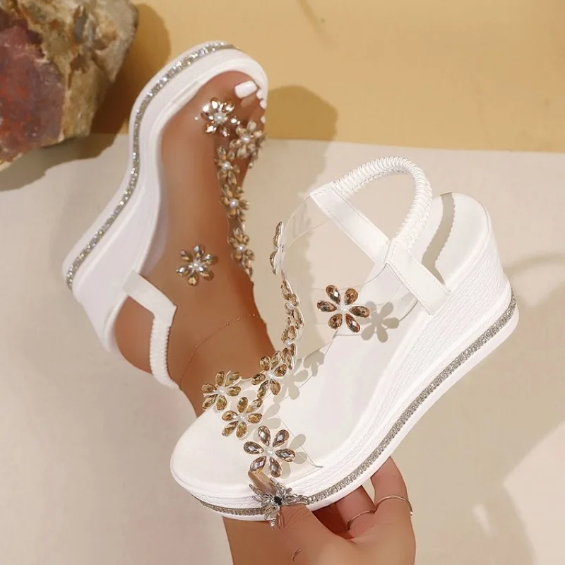 Damen-Sandalen mit dickem Absatz, Sommer-Neuheit, große Größen, modische Keilabsatz-Sandalen mit Blumen und Strass, Feen-Strandsandalen mit runder Zehenpartie