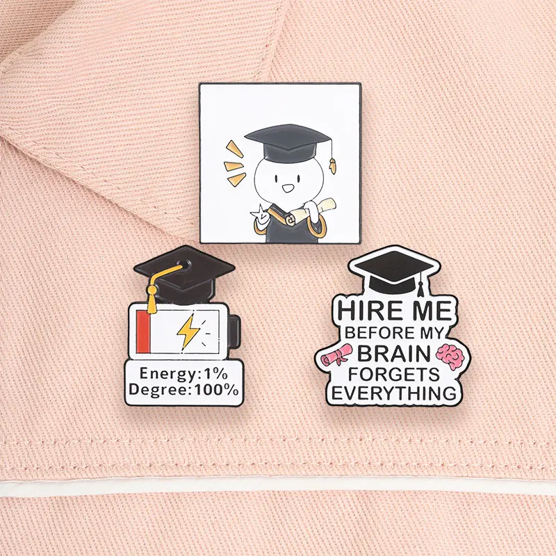 Energy 1% Degree 100% Cartoon Abschluss-Emaille-Pin: „Hire Me Before My Brain Forgets Everything“ Brosche – Abschluss-Schmuckgeschenke – Detail 8