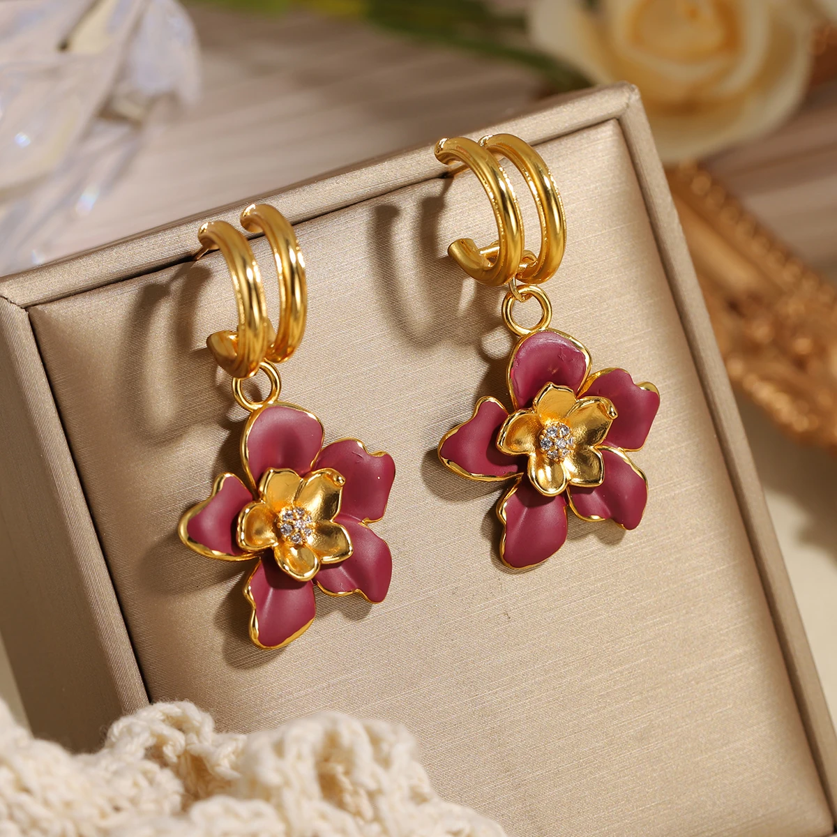 Pendientes colgantes con diseño de flores esmaltadas en color burdeos y dorado, de estilo vintage francés, para mujer. Pendientes dobles con forma de aro y diseño floral en 3D, ideales para fiestas y como regalo.