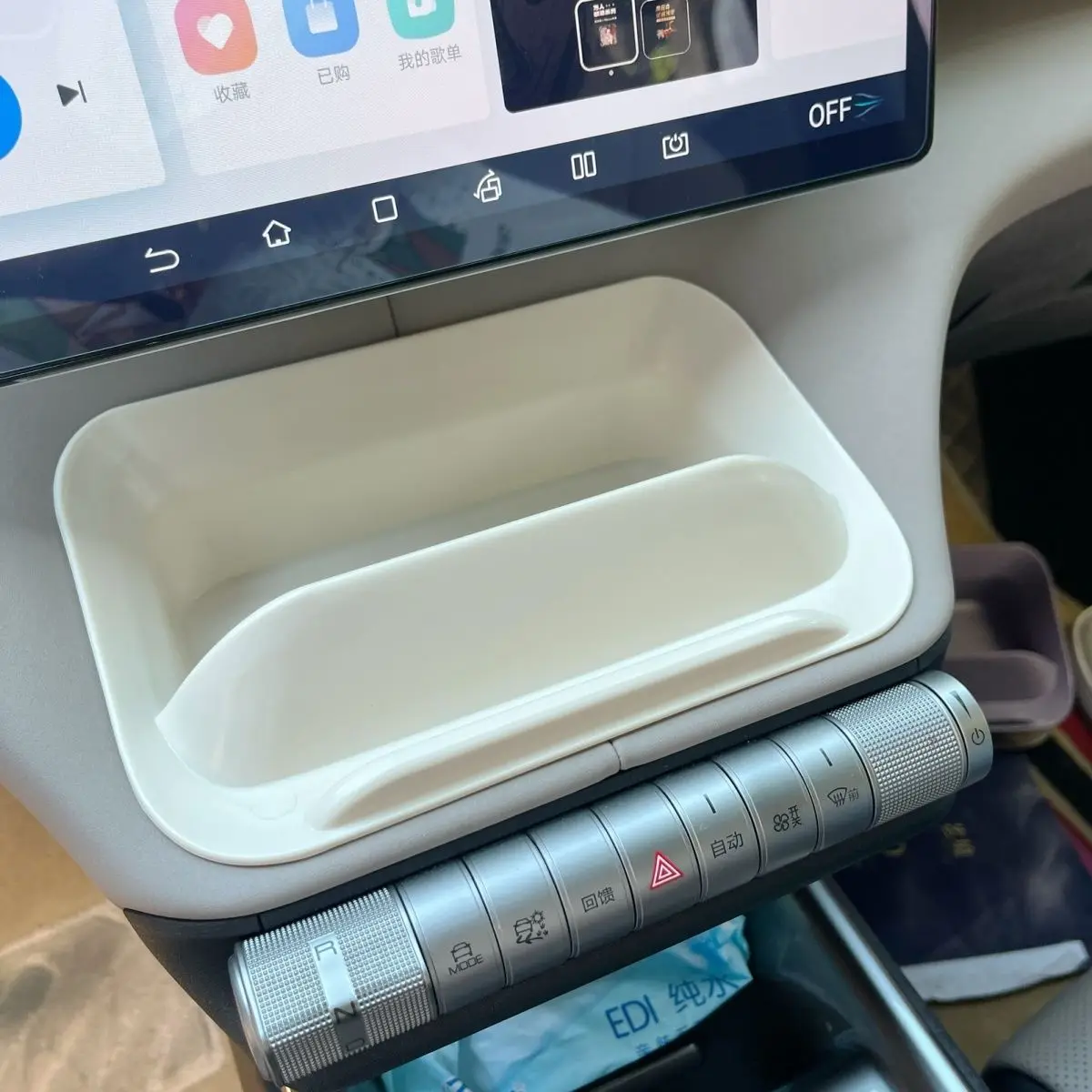 Für BYD Dolphin: Aufbewahrungsbox unter dem Bildschirm mit Handyhalterung, maßgeschneiderte Armaturenbrett-Organizer-Ablage, rutschfestes Auto-Innenzubehör – Detail 7