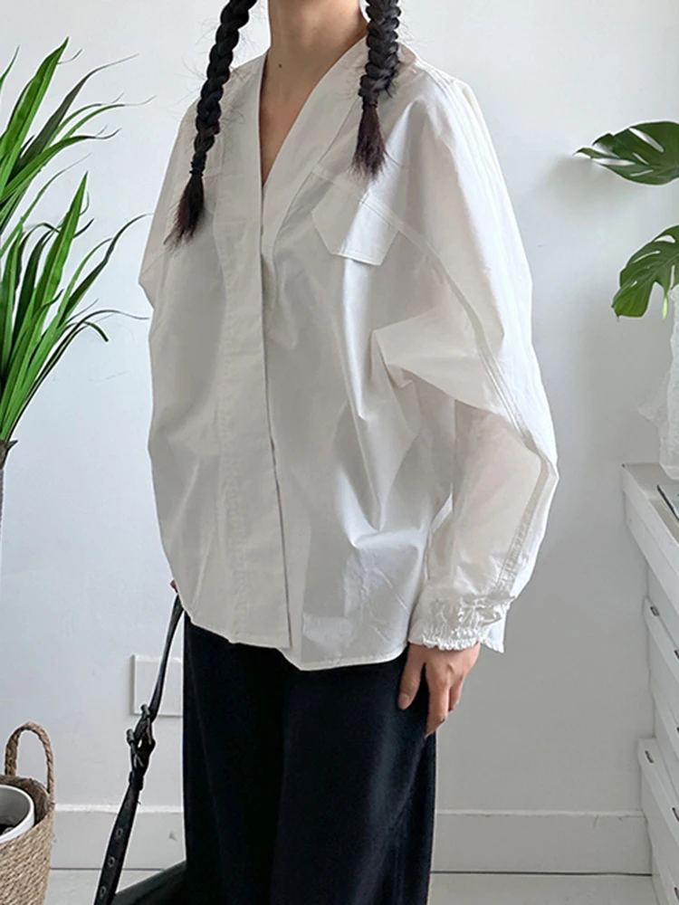 [EAM] Women White Spliced Big Size Elegant Blouse New V-neck Long Batwing Sleeve Shirt Fashion Tide Spring Autumn 2024 1DH6891