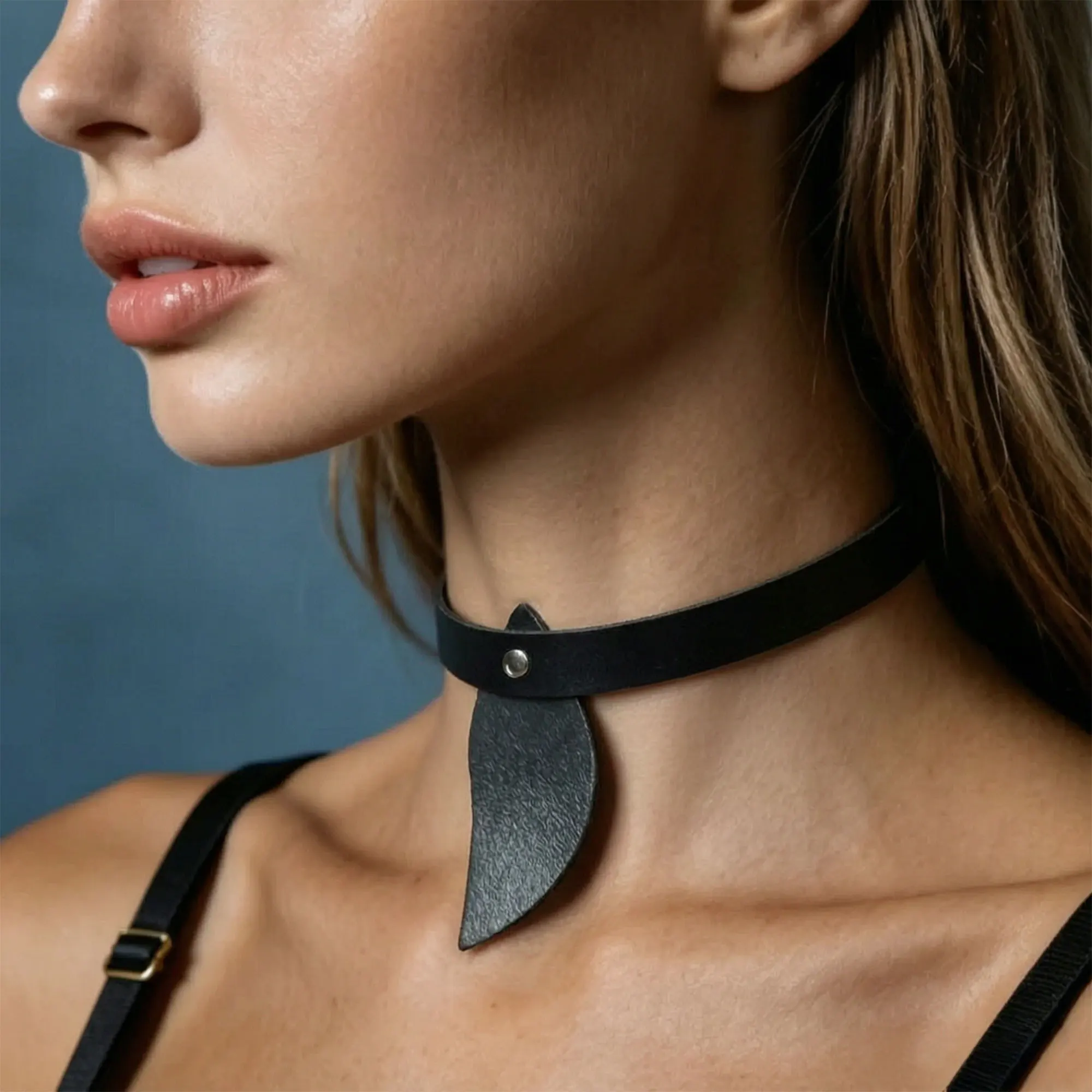Fashion Adjustable Punk Gothic Choker Necklace-Black PU Leather with Leaf Shape Pendant, Y2K Edgy Style for Daily Wear & Party
