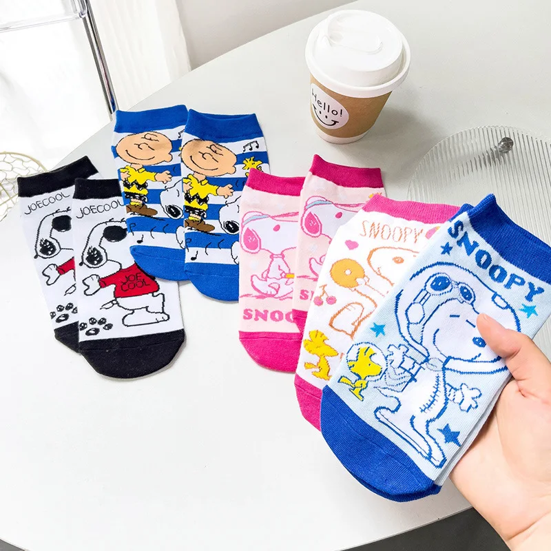 

Snoopy - A cute European-style Peanuts animated dog girl short socks with thin fabric, low heel, and breathable design.