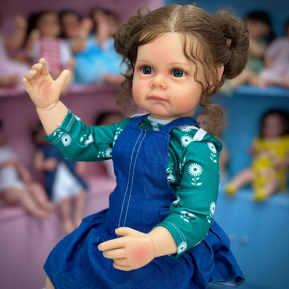 

22-дюймовая виниловая кукла реборн — коллекционная с каштановыми длинными вьющимися волосами, голубыми глазами и джинсовым платьем, подарочная коробка для реалистичной куклы