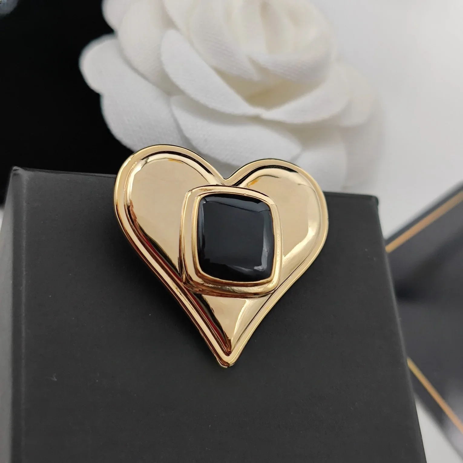 

Fashion exquisite love shape high quality new brooch