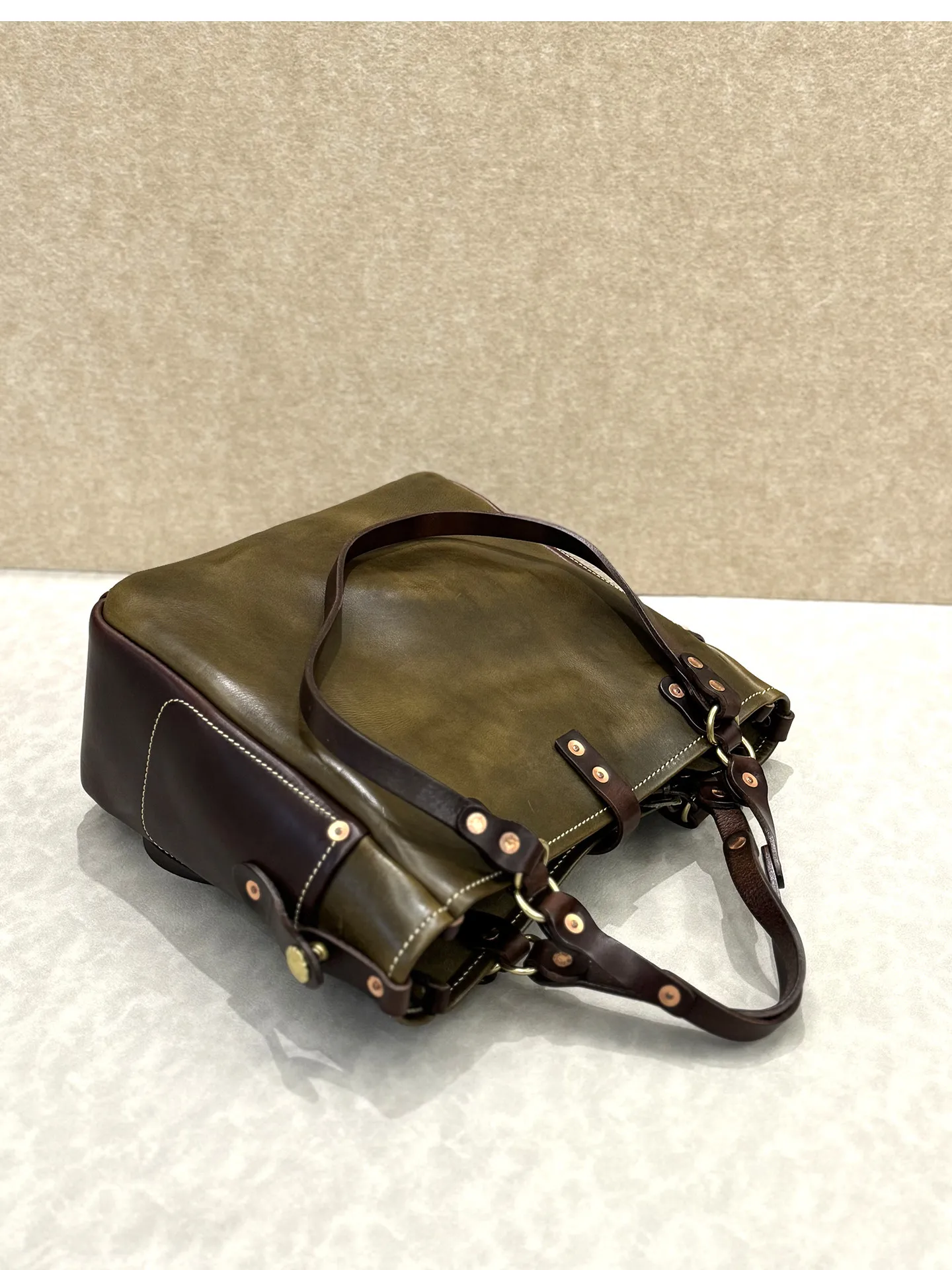 Vintage Designer Handgefertigte Arbeits-Tragetasche aus pflanzlich gegerbtem Rindsleder für Herren, Business Casual Luxus Naturleder Handtasche – Detail 25