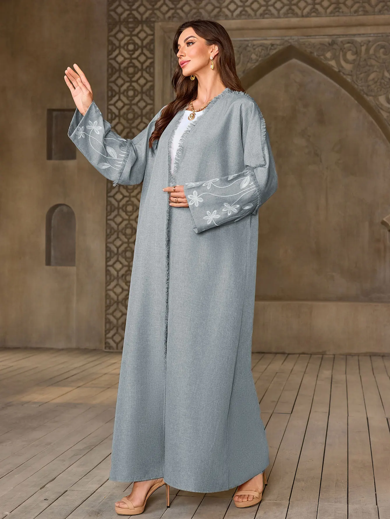 

Мусульманская женская светло-серая исламская абайя 2025 года с цветочной вышивкой на рукавах для ОАЕ, Саудовской Аравии и других Ближнего Восточного региона
