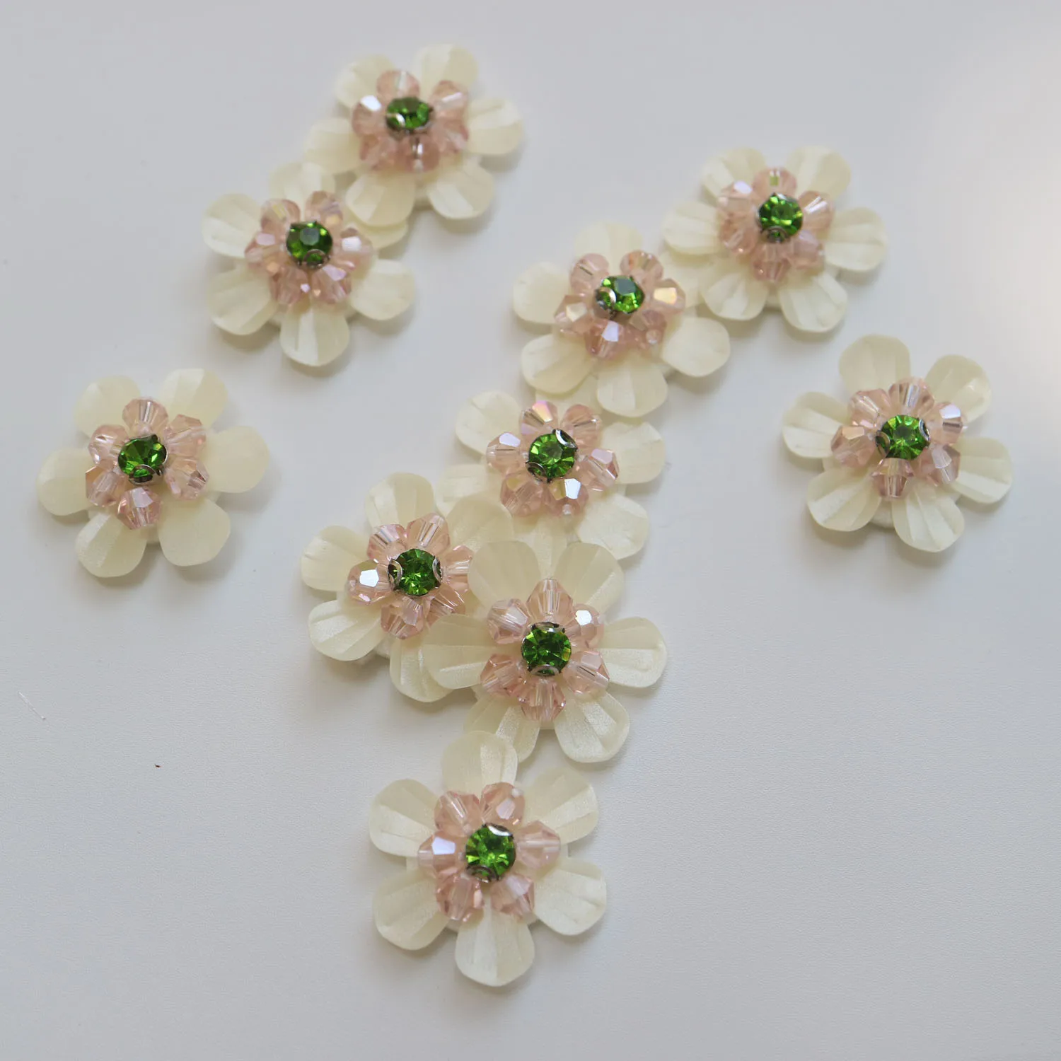 10 sztuk Rhinestone zroszony kwiat naszywki na ubrania DIY przyszyć parche aplikacje haftowana naszywka z aplikacją ropa dodatek odzieżowy