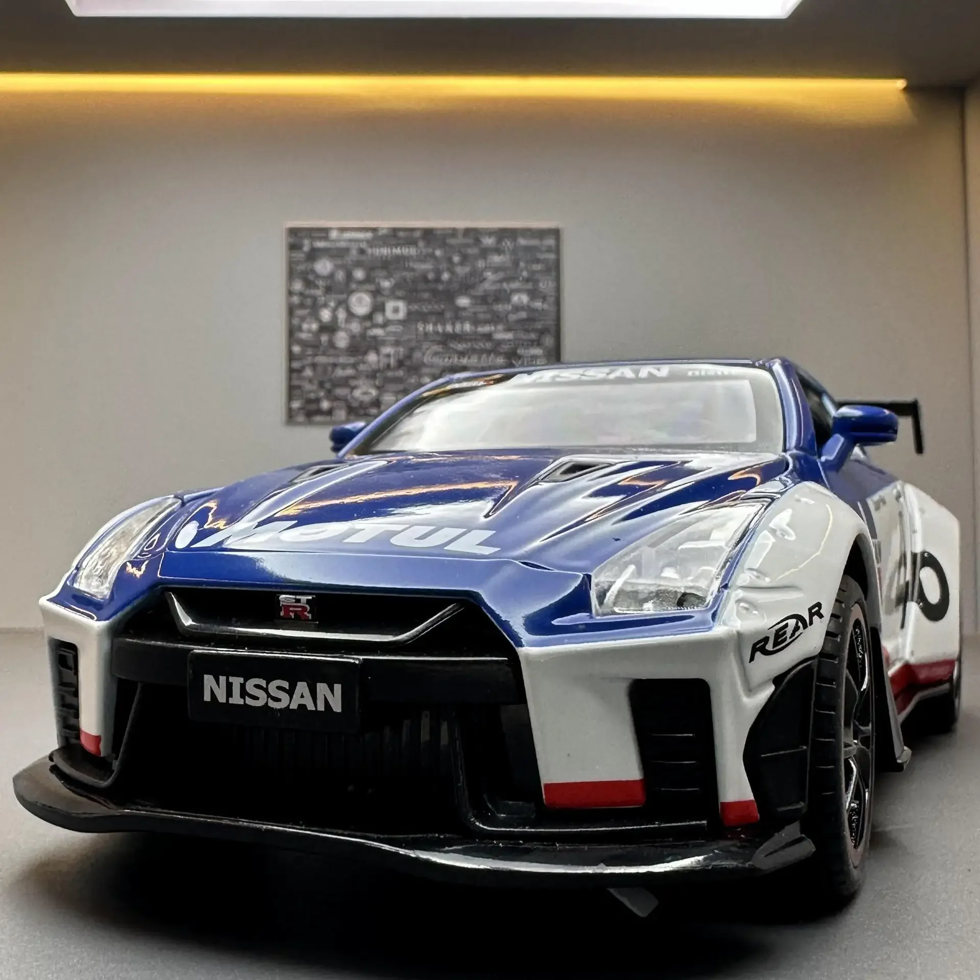 1:22 Nissan GT-R Sports Car High Simulation Diecast Sound Light Car Metal Alloy Model Car Children's toys collection gifts