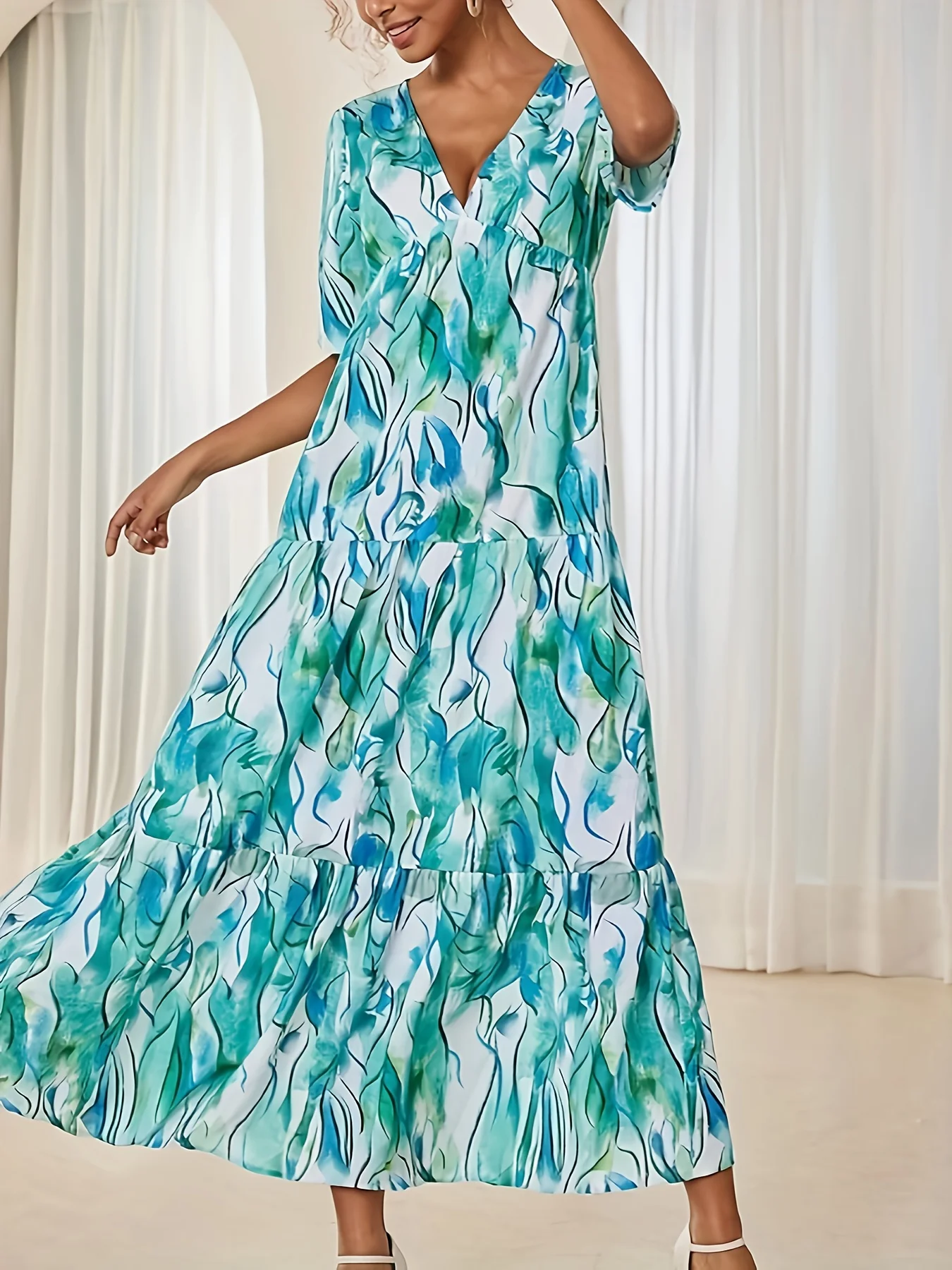 Vestido maxi feminino com decote em V, manga curta, azul cerceta, aquarela, estampa ondulada, em camadas