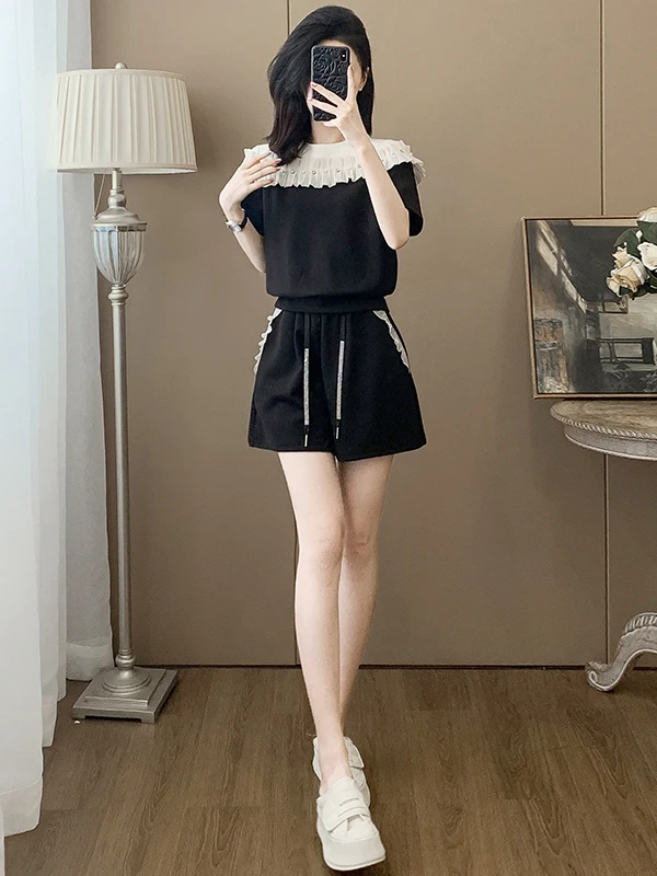 

Элегантный повседневный спортивный костюм для женщин: летний комплект из укороченного черного топа с коротким рукавом и шорт, стильный и модный.