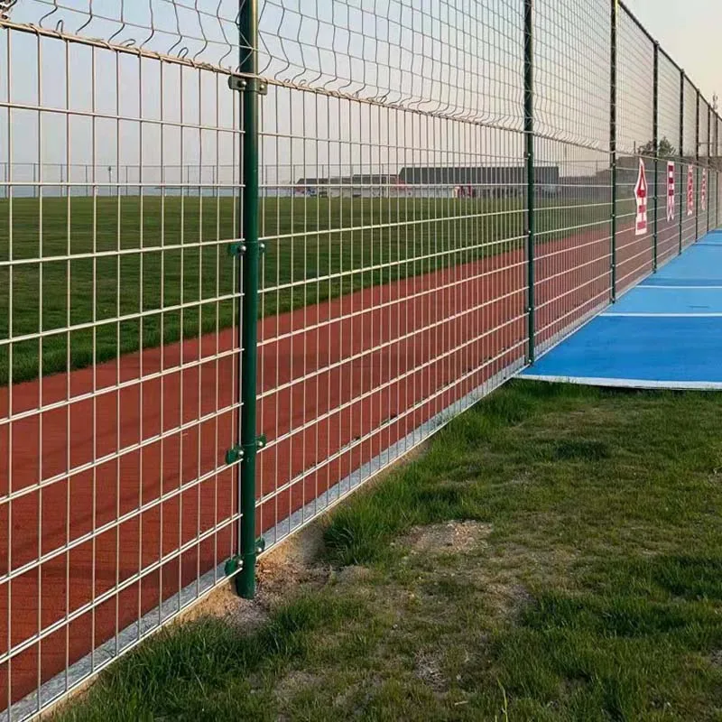 Custom. درابزين من الفولاذ المقاوم للصدأ المجلفن بفتحة مربعة مثقوبة، قطع منحني مناسب مثل مصنع ملعب المزرعة