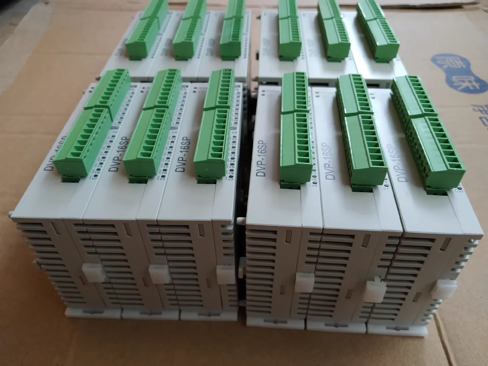 O módulo PLC DVP16SP11T é quase novo e o teste funcional é normal