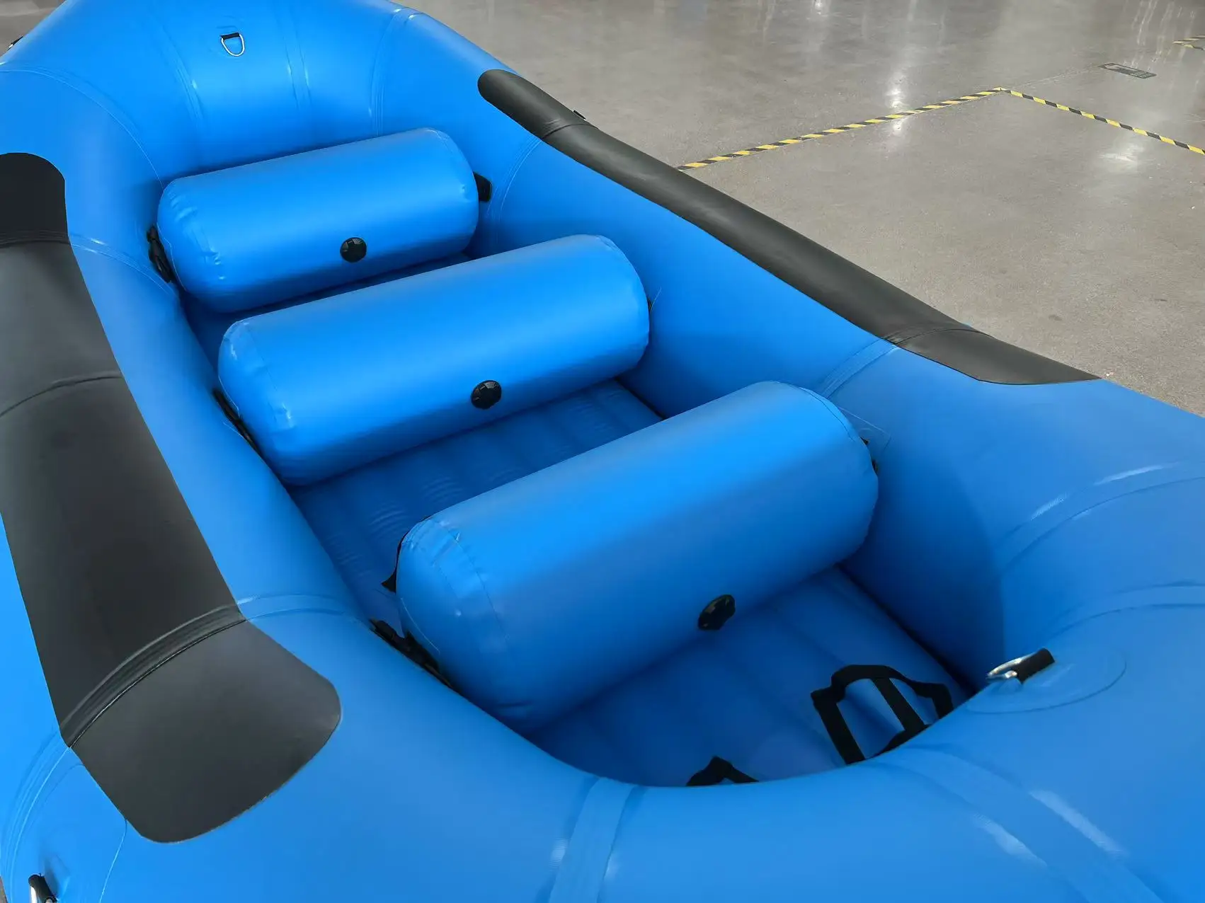 Barca gonfiabile per zattera da fiume con fondo in PVC da 1,2 mm migliorata in acqua bianca Gommone di salvataggio stabile e leggero per il surf e la pesca in vendita