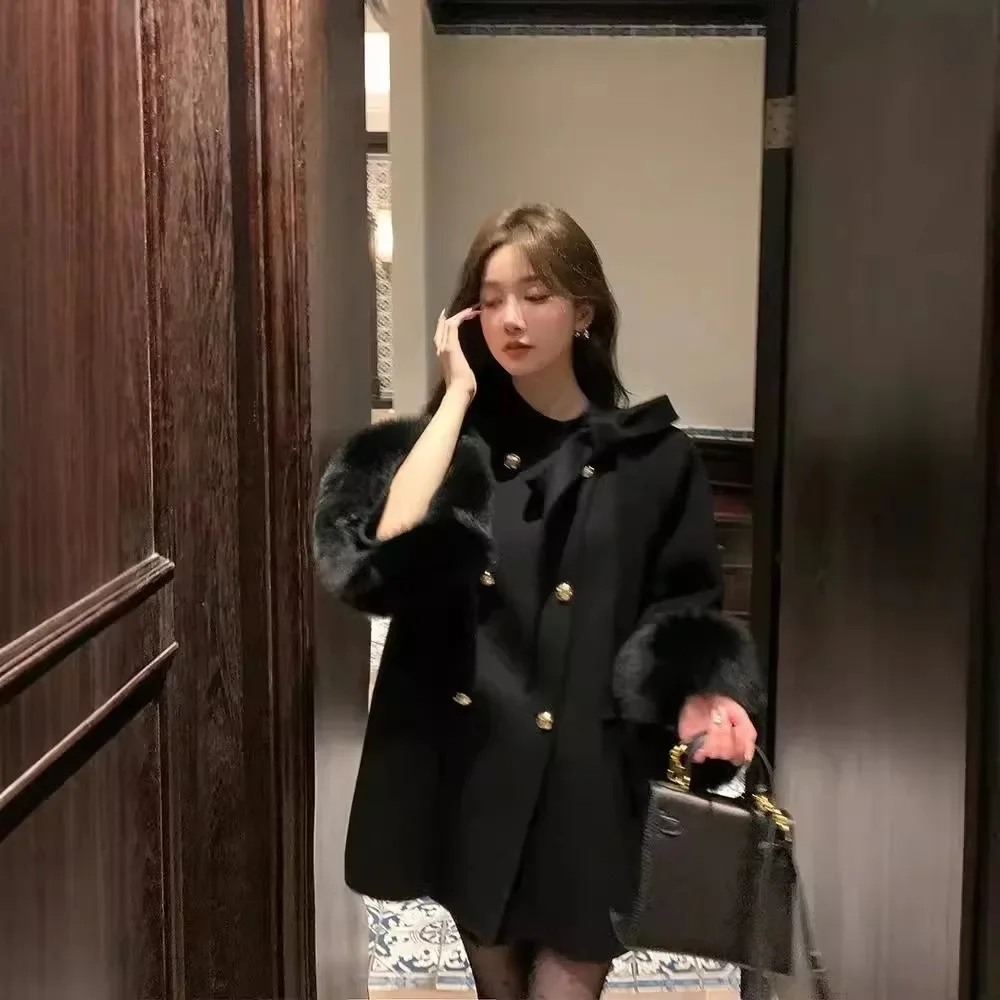 เสื้อโค้ทขนสัตว์ผู้หญิงแบบกระดุมสองแถว คอลเลคชั่นฤดูใบไม้ร่วง-ฤดูหนาว ปี 2025 ผ้าขนสัตว์แท้ แต่งขนจิ้งจอกแท้ พร้อมโบว์ ผ้าแคชเมียร์สองด้าน