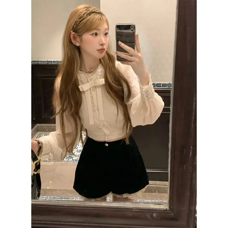 

Летний новый комплект из двух предметов, женская одежда, повседневный галстук-бабочка, лоскутное кружево, приталенная рубашка с длинным рукавом, черные шорты с высокой талией, женские