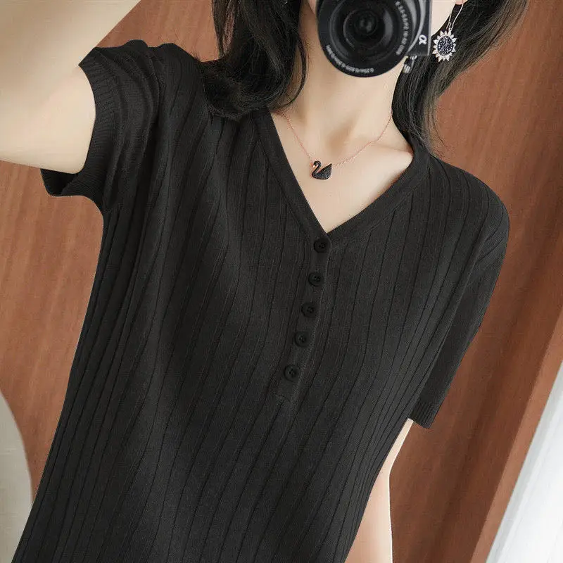 Camiseta de manga corta de seda de hielo con cuello en V para mujer, Tops de punto finos, versátiles y simples, botones a rayas sólidas, moda