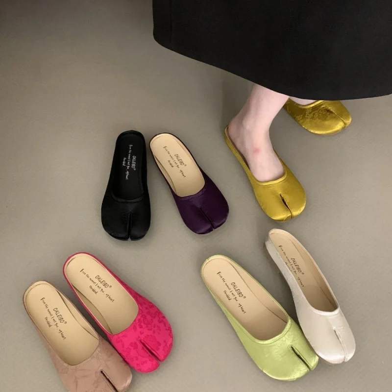 

Новые женские тапочки с раздельным носком в китайском стиле, нишевые атласные туфли-подковы на мягкой подошве, новинка 2023 года, нежная темпераментная одиночная обувь