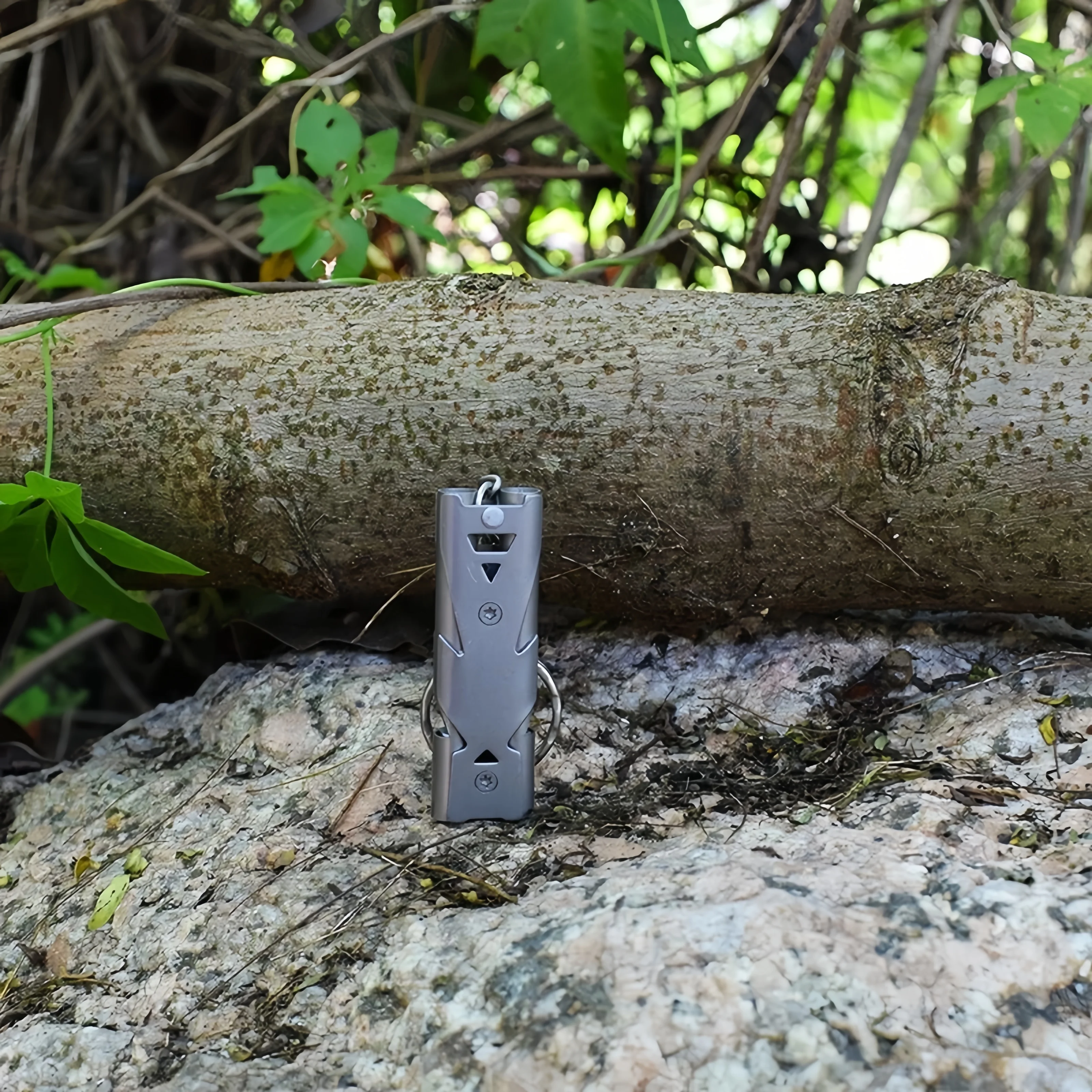 Doppelrohr-Überlebenspfeife mit hoher Lautstärke, Schlüsselanhänger, tragbarer Notfall-Sicherheitsalarm für Outdoor-Camping und Wandern – Detail 4
