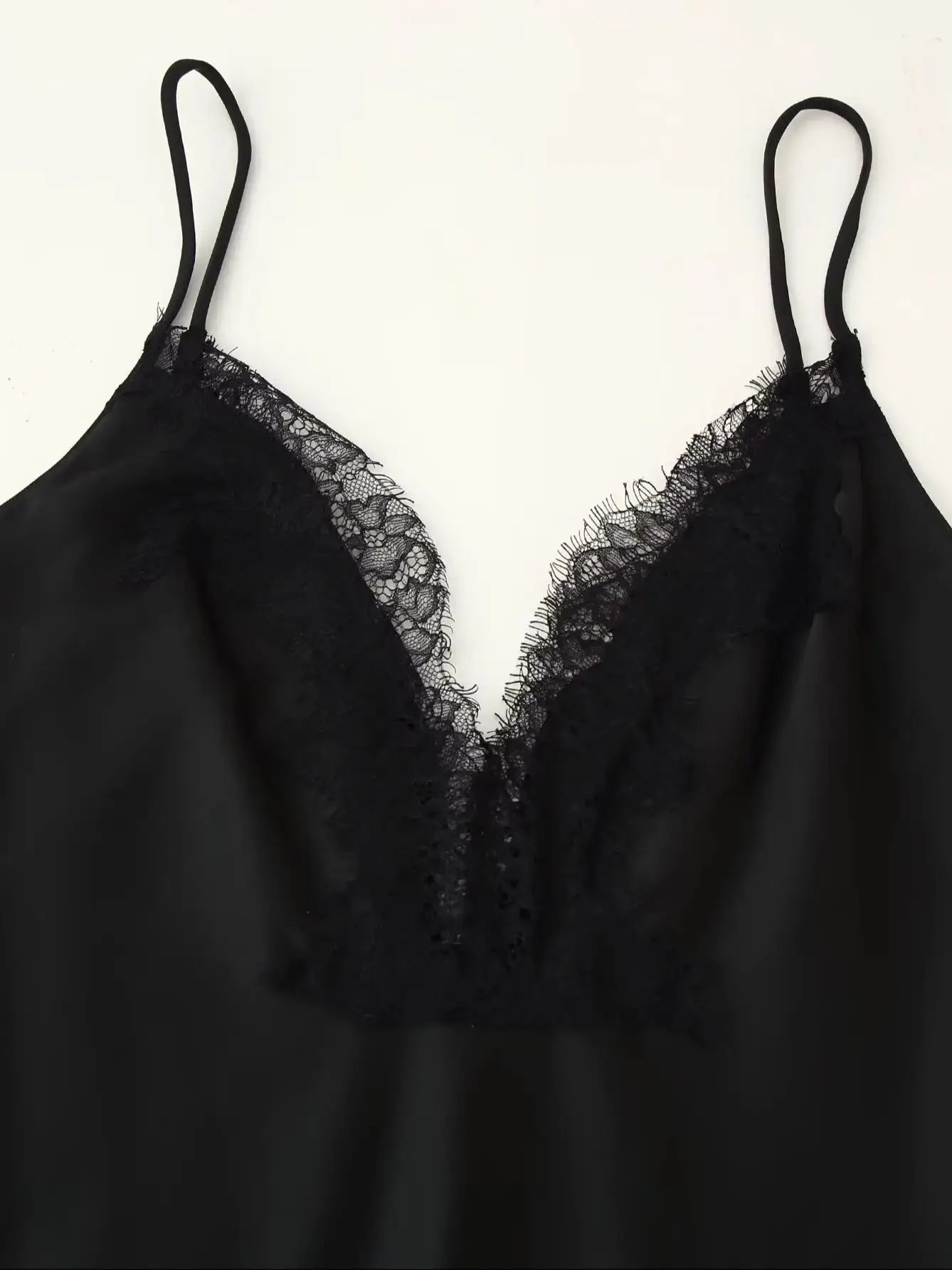 Robe à bretelles en dentelle pour femmes, tempérament polyvalent européen, Sexy, col en v, ourlet asymétrique, Robe en Satin de soie, 2025