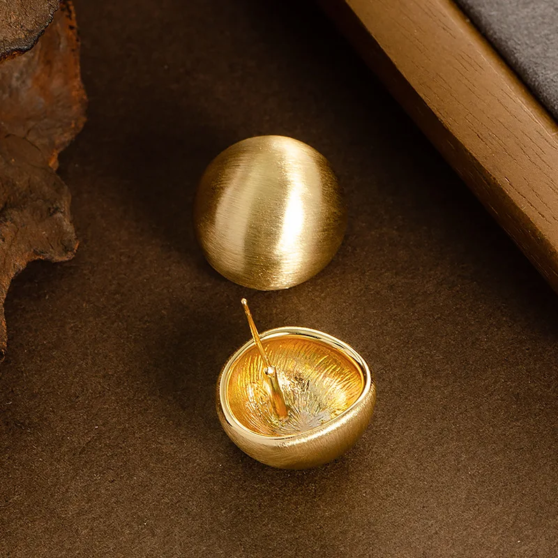 

Stylish, exquisite and simple frosted matte stud earrings, light luxury, simple and high-end commuting earrings