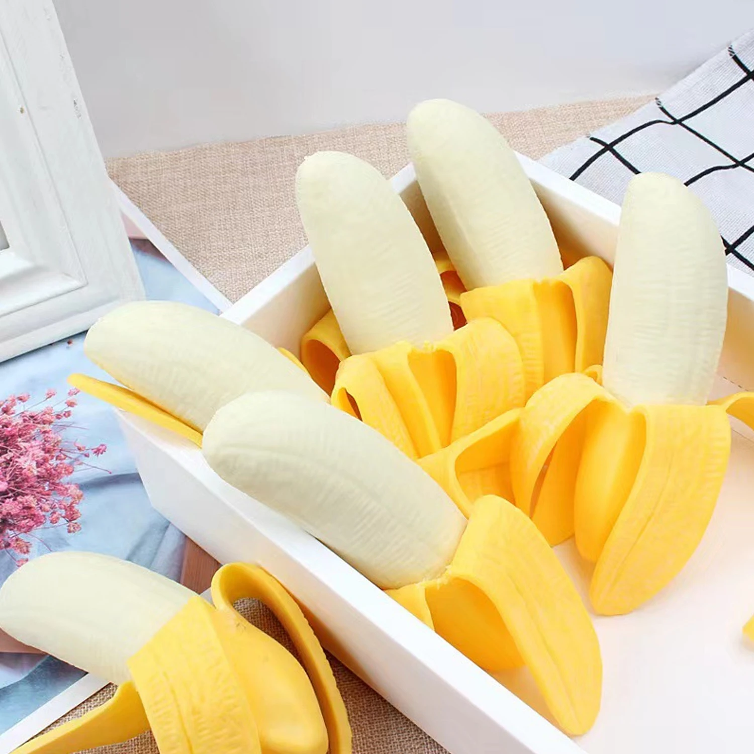 Mocking peeled bananas, squeezing and releasing stress, simulating fruits, stress relieving toys, creative pranks