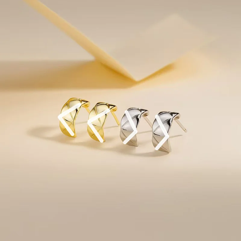 

Geometric Mesh Stud Earrings - Perfectly Designed for Elegance and Style