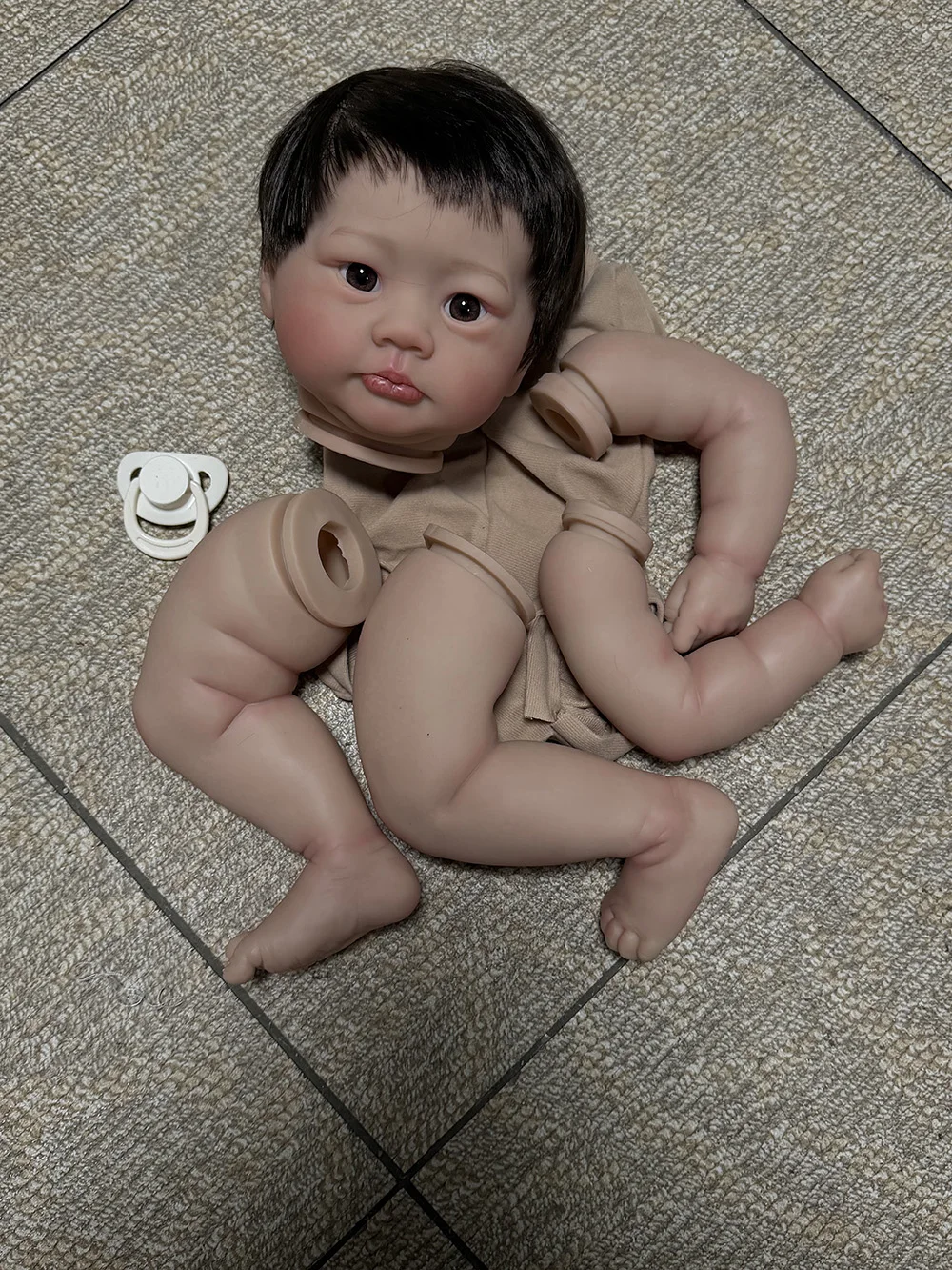 19 Zoll bereits bemaltes Reborn-Puppenbausatz Lali Handwurzeltes Haar Handgefertigte Puppenteile mit Körper und Augen Kit Bebé Reborn – Detail 2