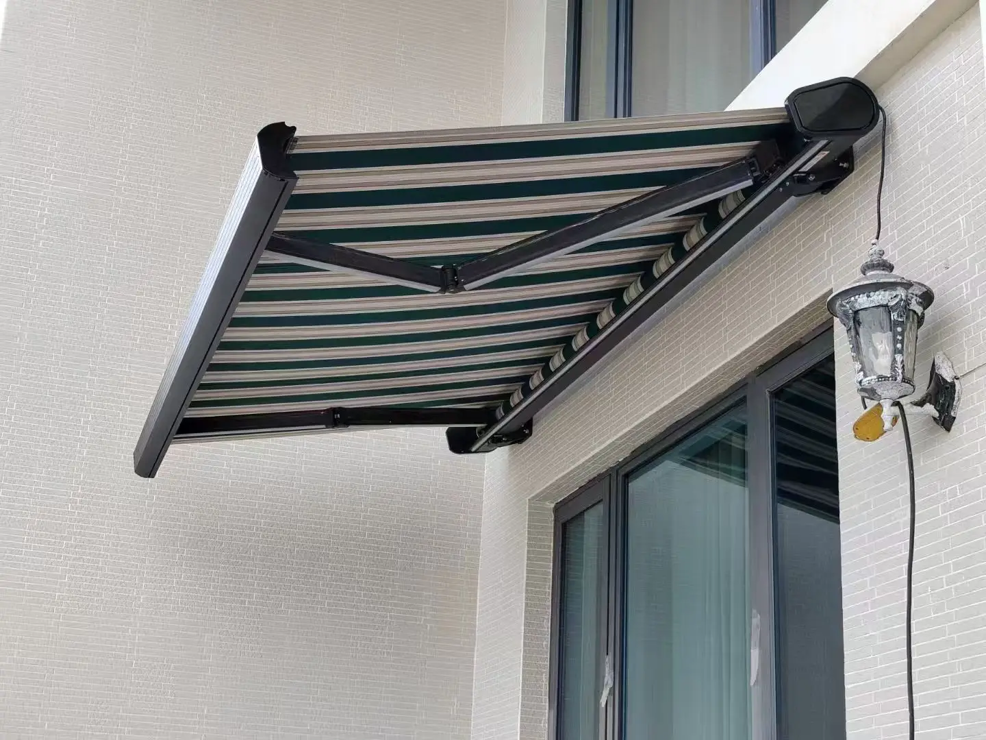 

Outdoor Aluminum Folding Arm Awning Sun Shade Full Cassette Awning with LED Light Wall-mounted Motorized Retractable Awning
