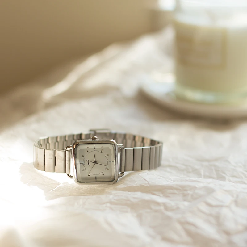 

Square Dial Women'S Watch With Bamboo-Shaped HandleExquisite And Stylish Design Understated LuxuryFashionable Quartz Wristwatch.