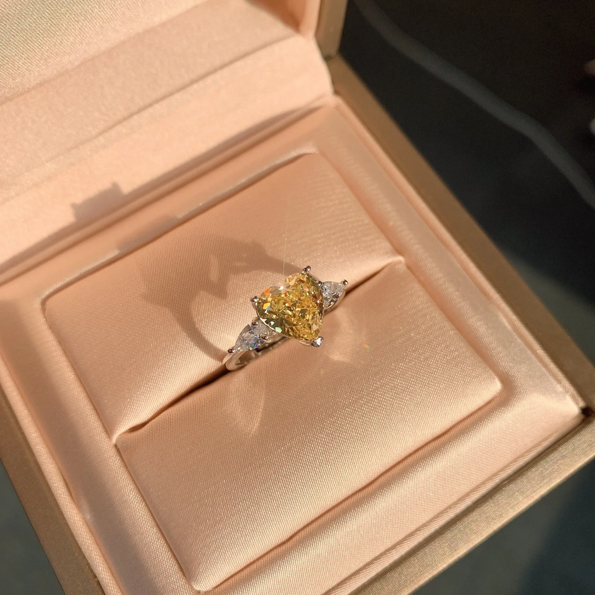 S925 Silver Fashion Retro Women's Ring High Carbon Diamond Radian Cut 8 * 8 Live Wedding Ring