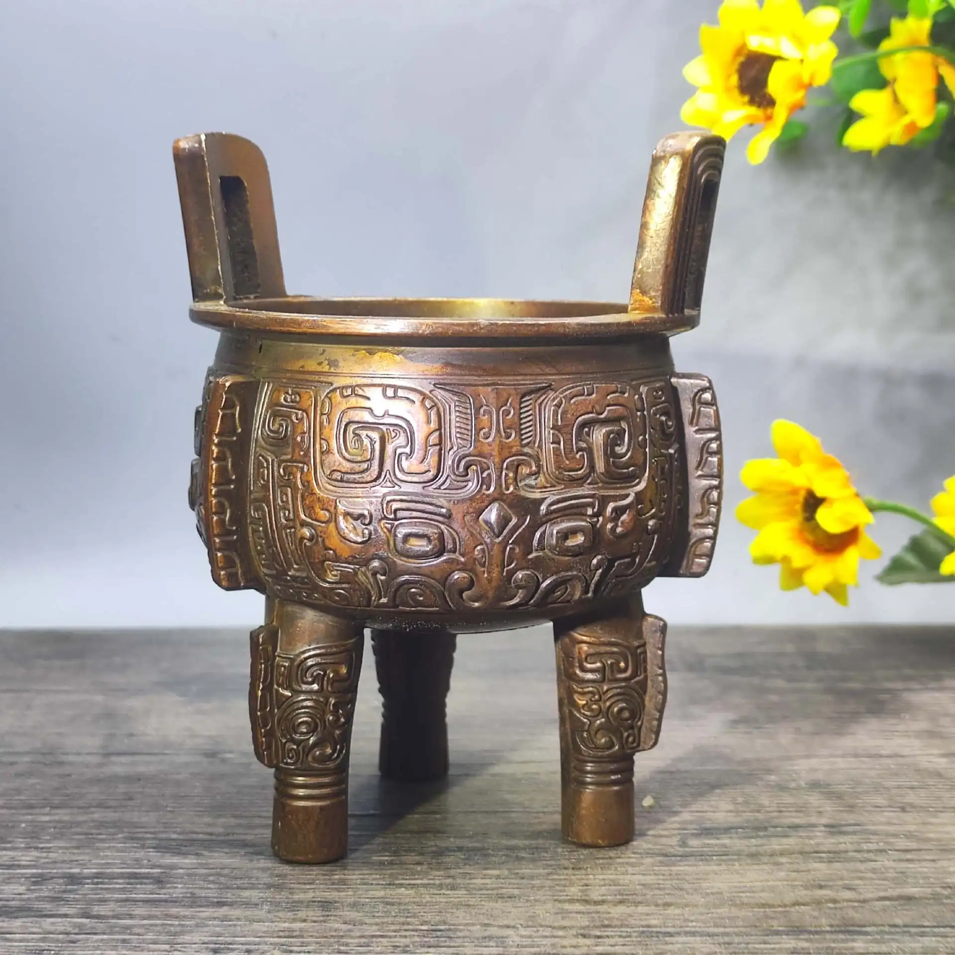 Antique three-foot tripod bronze ware company office study ornament pattern furnace tripod incense burner copper tripod