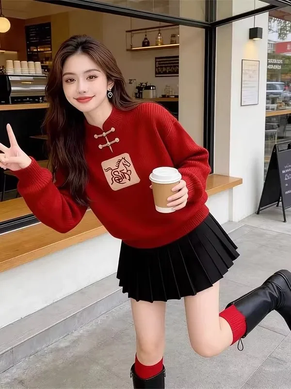 

Красный вязаный свитер и плиссированная юбка — комплект из двух предметов для женщин, стройнящий силуэт, с национальным дизайном пуговиц...