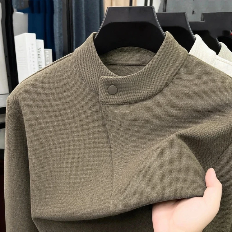 Camisola de manga comprida, de cor lisa, com gola alta, botões decorativos, estilo casual e versátil, ideal para homens jovens e adultos, para usar no