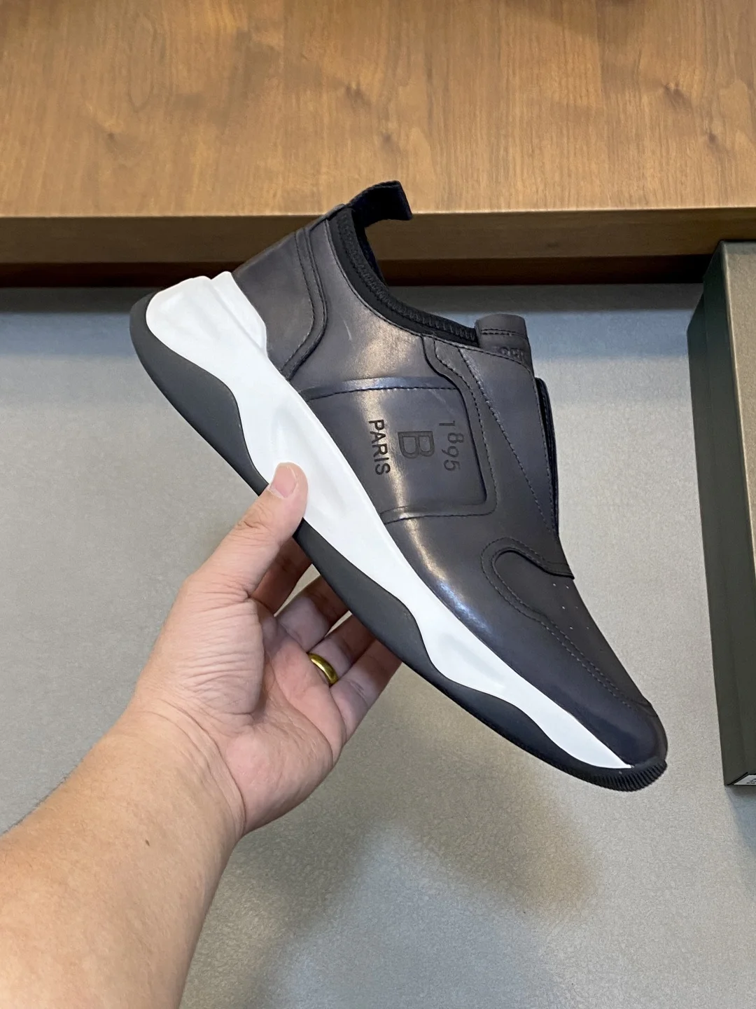 BLLIYOSS Men Shoes 2026 SS New Calf leather stitching 1895 highquality Three dimensional relief sculpture Embossed badge pattern