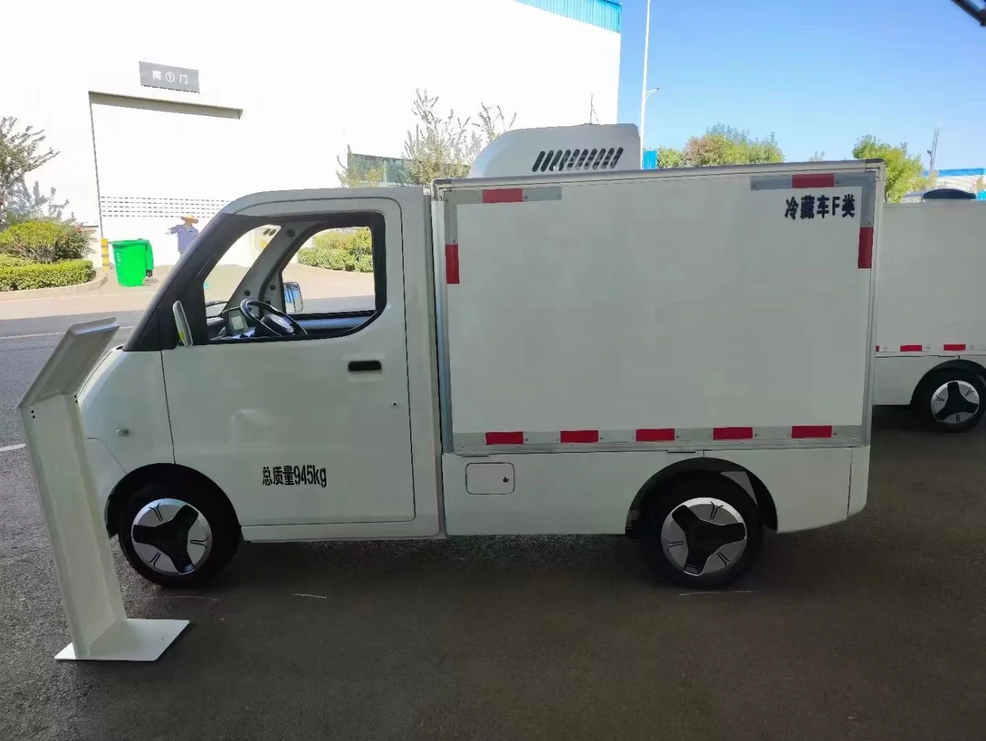 Mini Mobile DC Freezer 220V Engine Vehicle Refrigerator for Farm Food Shop & Hotel Cold Room Storage