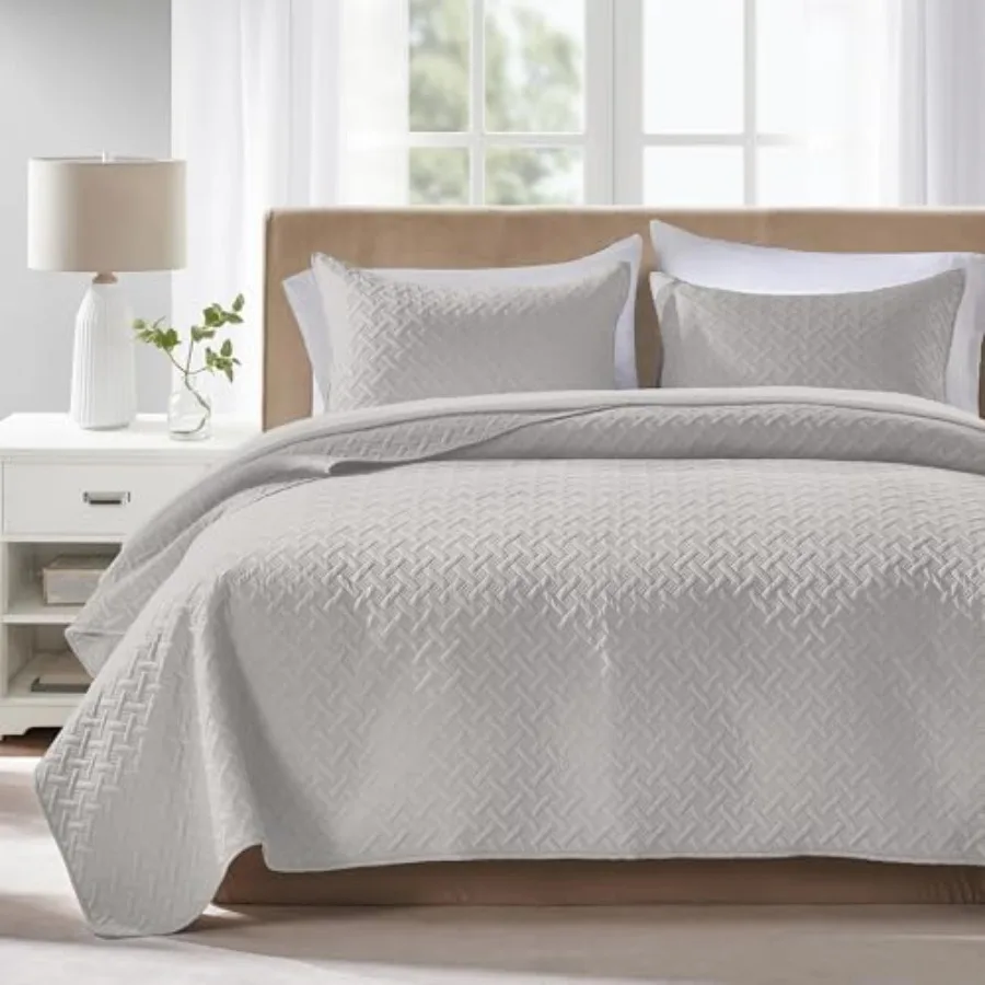 

Комплект постельного белья King Size: легкое стеганое одеяло, светло-серое, из микрофибры, 3 предмета (1 одеяло, 2 наволочки)