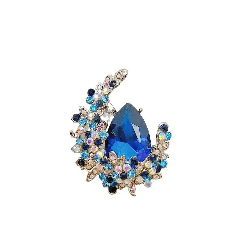 Luxurious moon gemstone brooch, high-end niche crystal corsage, elegant retro brooch, coat accessory